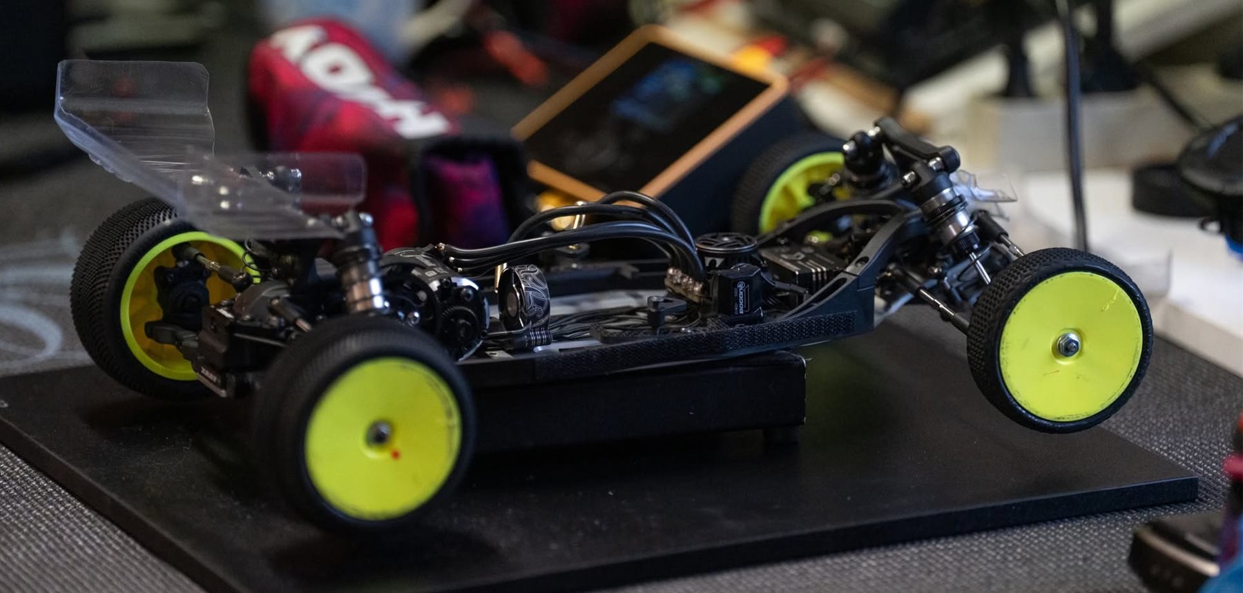 XRAY 2WD-chassis uden karosseri: motor, gearing og HUDY-hjul er synlige